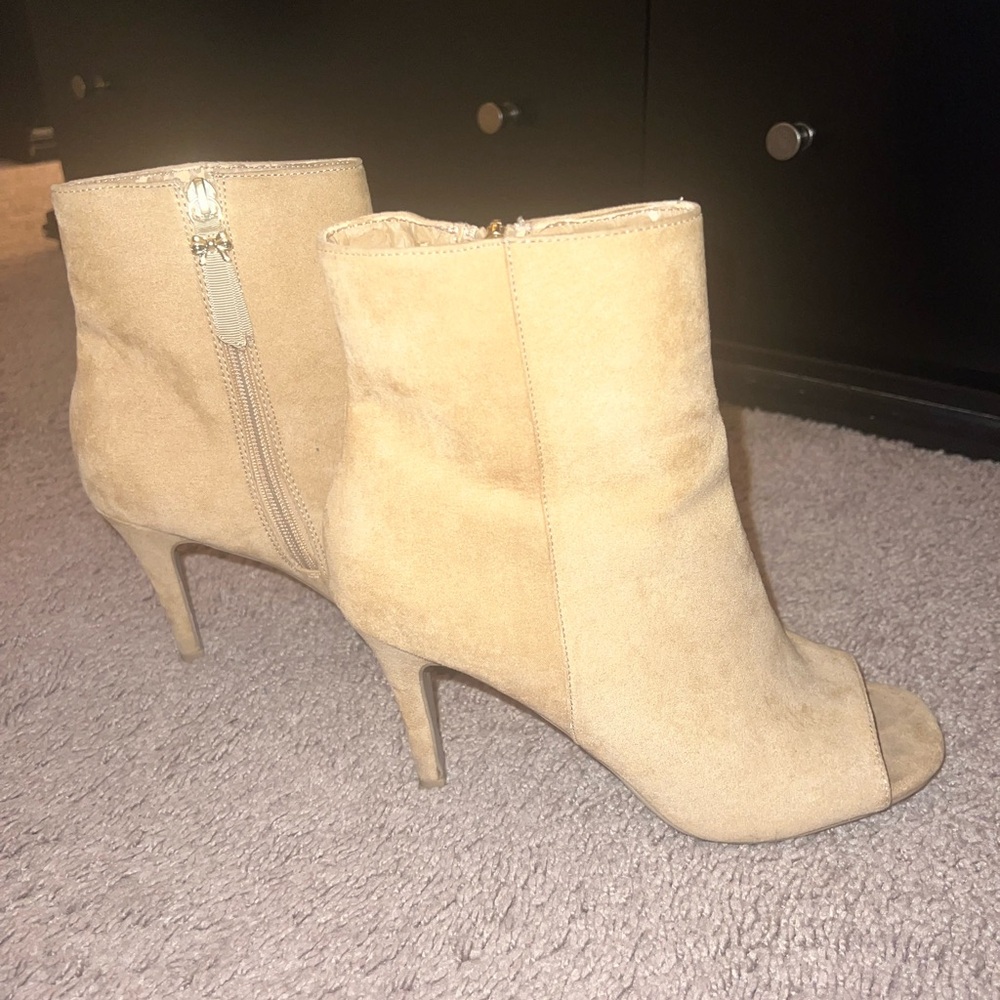 Light brown/tan colored Booties/ Sz 8